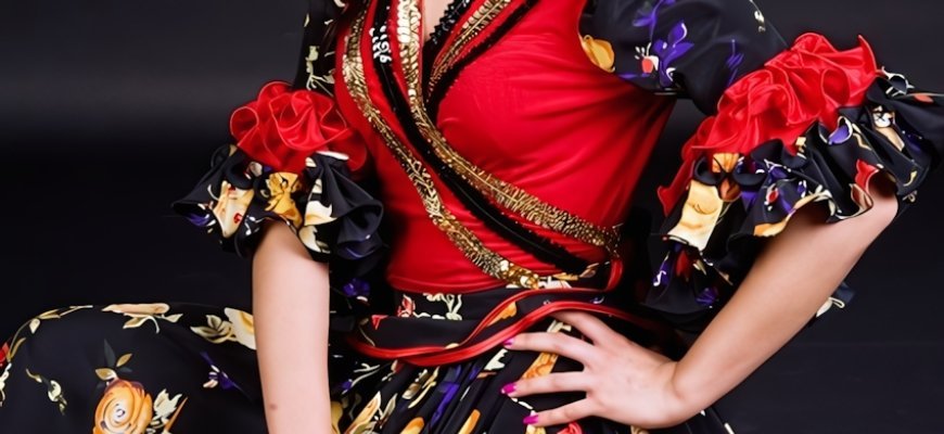 Andalusian woman in a red and black polka-dot traje de flamenca with ruffled skirt at Feria de Abril