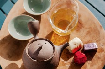 Chinese tea set with gaiwan and small cups on wooden tray