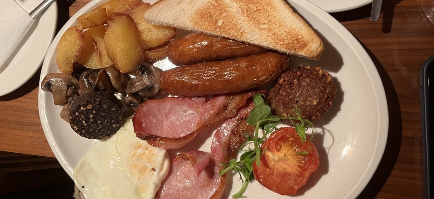A full Irish breakfast plate in Dingle, County Kerry
