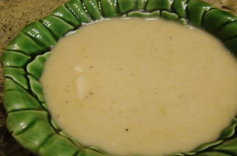 A bowl of creamy potato and leek soup