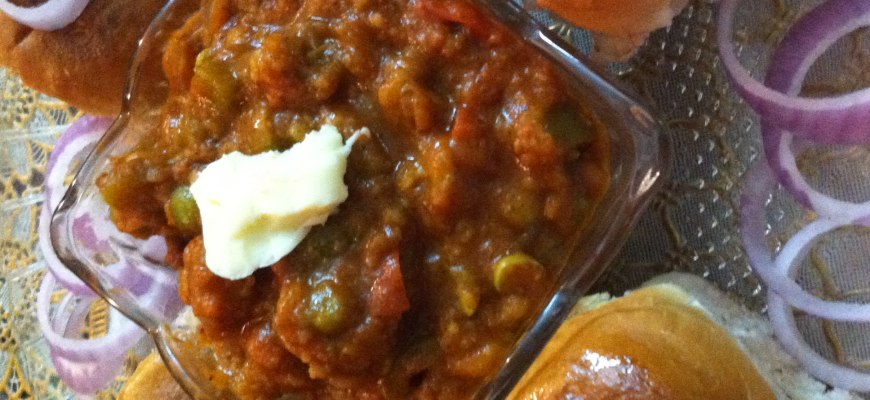 Mumbai pav bhaji, spiced mashed vegetables with buttered pav rolls