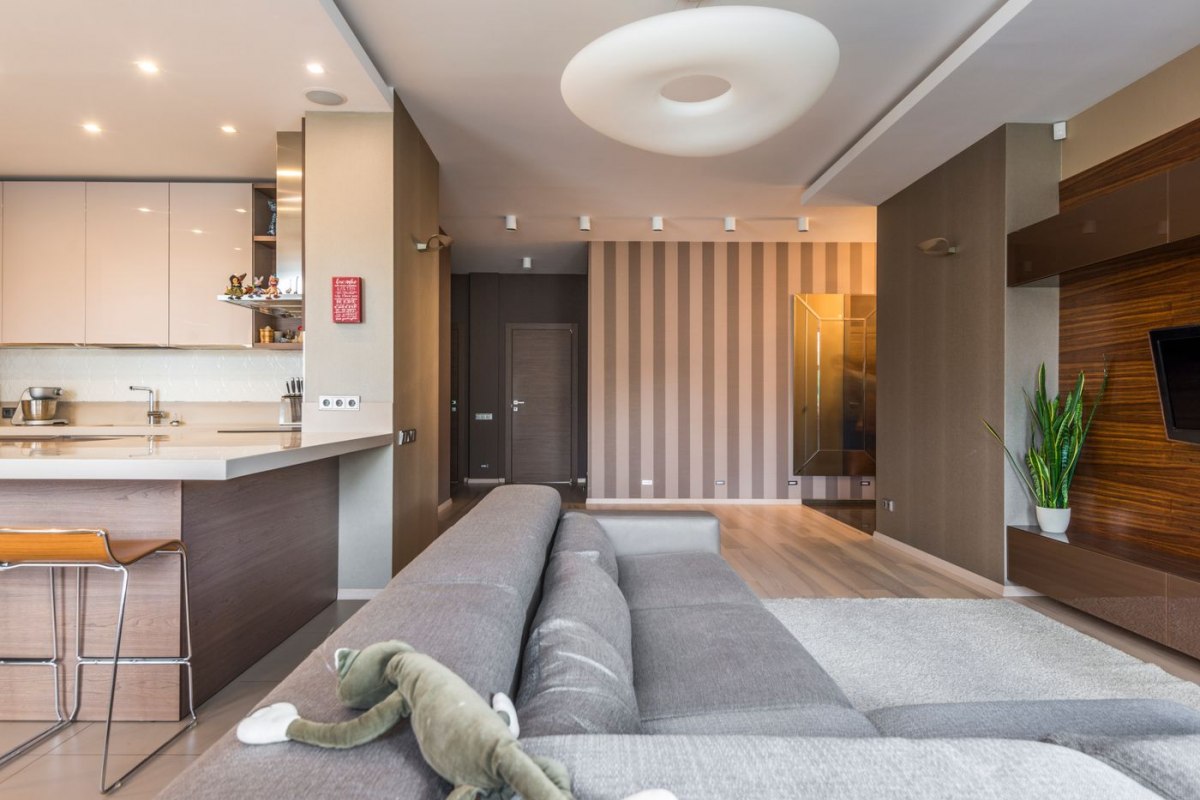 An open-plan holiday flat with a kitchen breakfast bar and living area